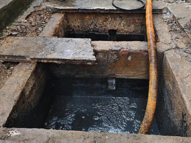 台城花园清理化粪池